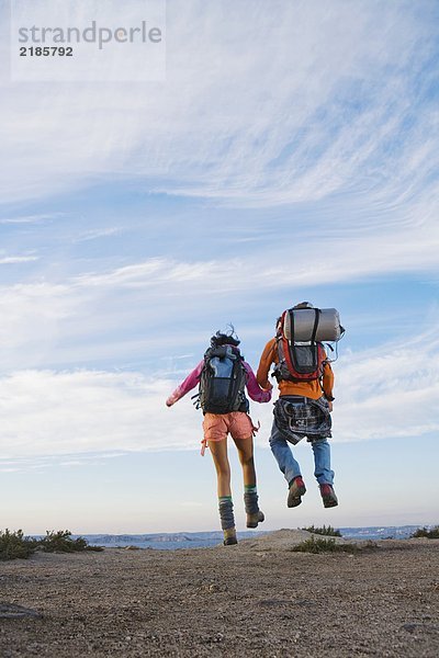 Mann und Frau halten sich an den Händen.