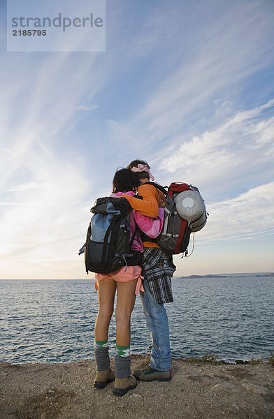 Mann und Frau mit Blick aufs Meer.