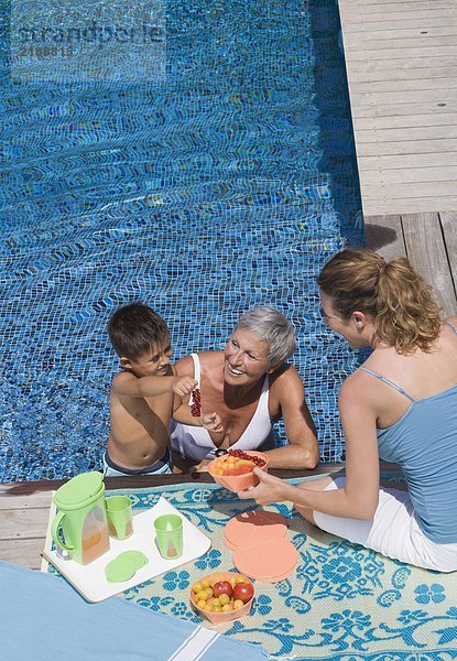 Frau und Junge im Schwimmbad.