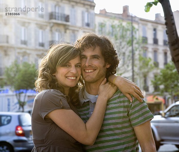 Junges Paar auf der Straße stehend  lächelnd  Portrait