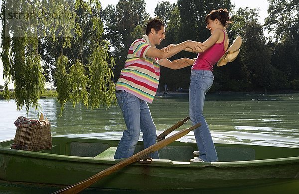 Mann und Frau balancieren auf dem Boot