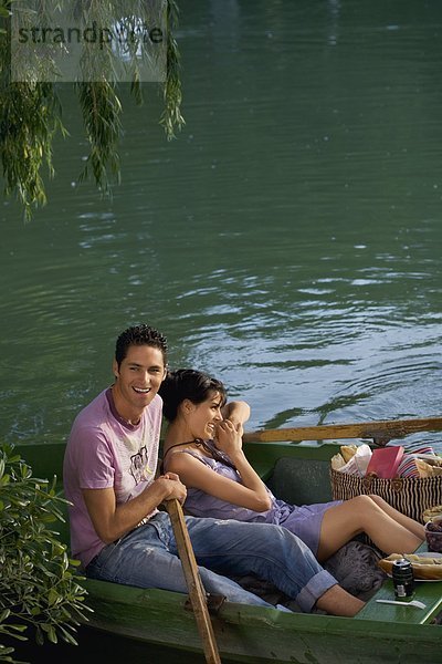 Mann und Frau in einem Boot zum Entspannen