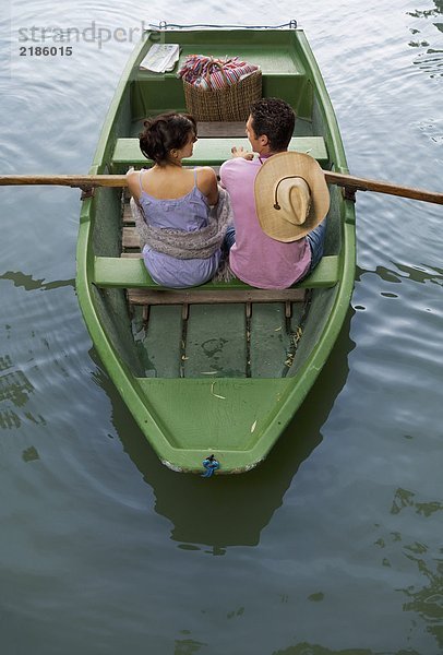 Mann und Frau im Boot