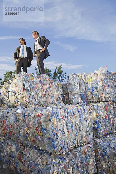 Geschäftsleute im Freien in einer Recyclinganlage.