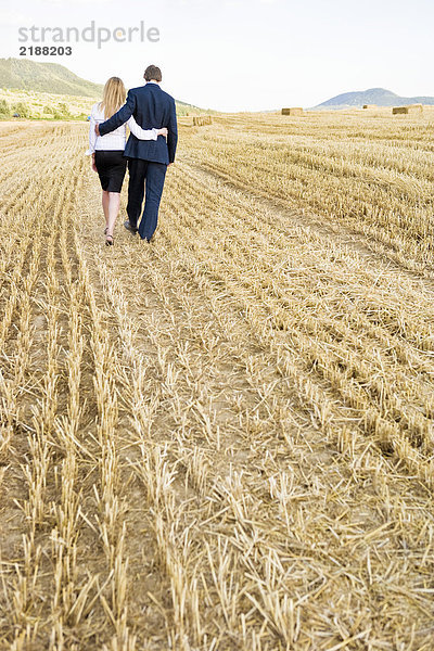 Ein Paar auf einem Weizenfeld.