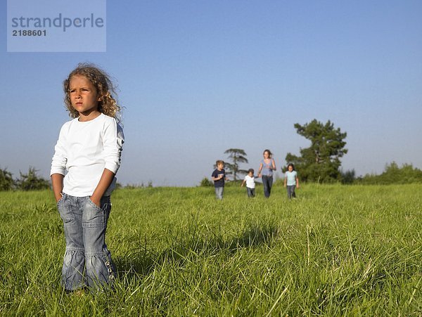 Eine Gruppe von Kindern  die auf einem Feld laufen.