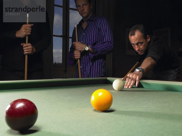 Männer spielen Snooker