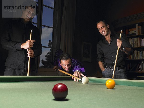 Männer spielen Snooker