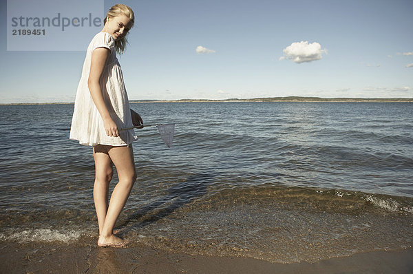 Junge Frau am Strand.