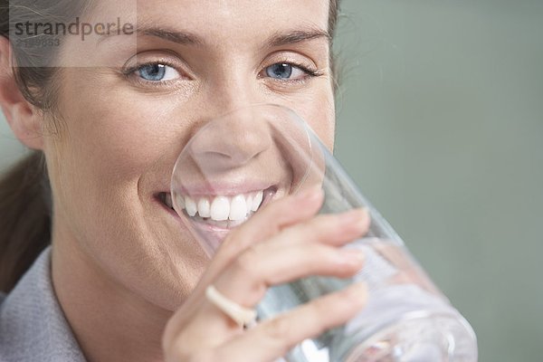 Close-Up Porträt einer Geschäftsfrau  die Wasser trinkt.