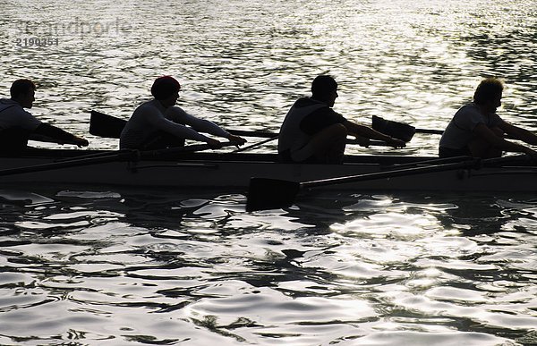 Silhouette der Crew  die sich auf das Rennen vorbereitet.