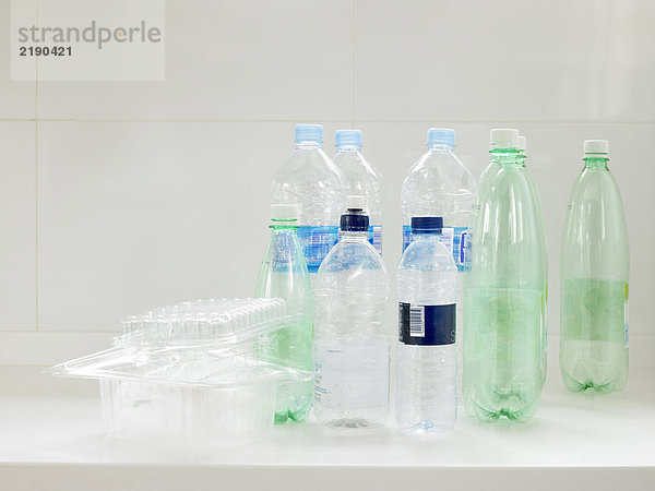 Leere Kunststoffflaschen und -behälter bereit zum Recycling