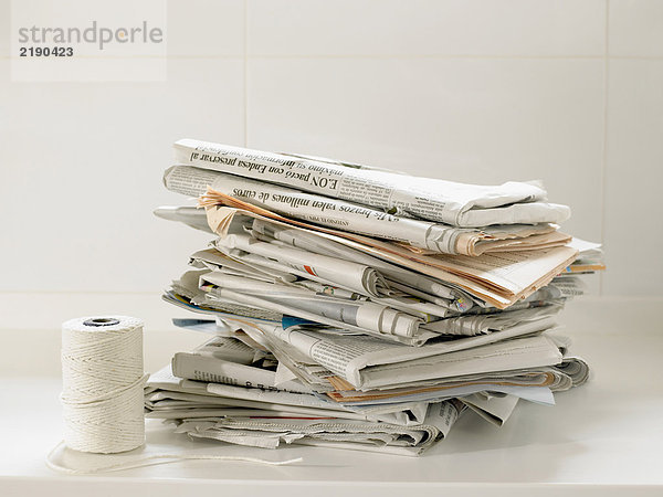 Stapel von Zeitungen und Schnur für das Recycling