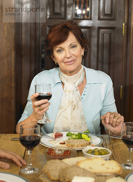 Seniorin am Mittagstisch mit einem Glas Rotwein  Porträt. Alicante  Spanien.