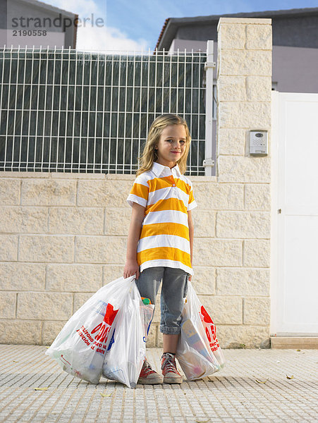 Portrait eines jungen Mädchens (4-6) mit Einkaufstasche  Alicante  Spanien