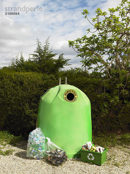 Papierkorb  umgeben von recycelbaren Gegenständen  Alicante  Spanien
