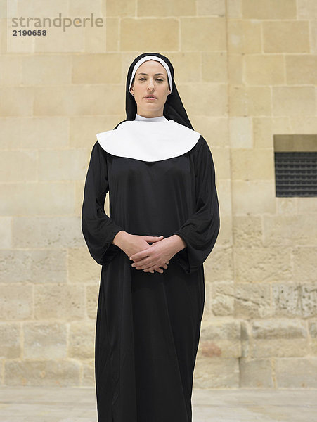 Porträt einer Nonne  die in die Kamera schaut  Alicante  Spanien