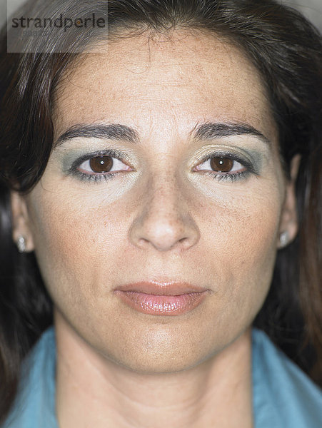 Nahaufnahme des Gesichts einer Frau  ernster Ausdruck  Alicante  Spanien