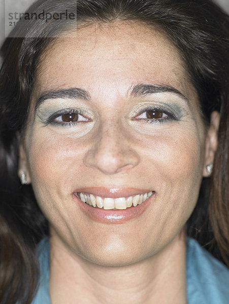 Nahaufnahme Porträt einer lächelnden Frau  Alicante  Spanien