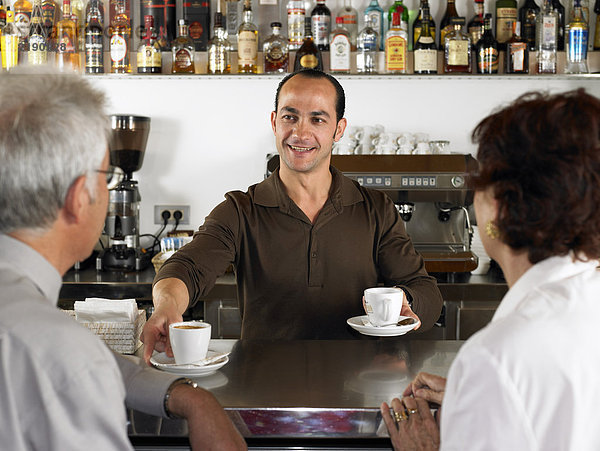 Geschäftsleute in einer Bar  die Kaffee trinken.