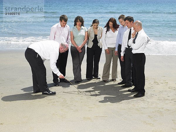 Gruppe von Geschäftsleuten am Strand.