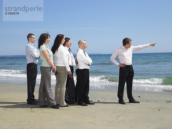 Gruppe von Geschäftsleuten am Strand.