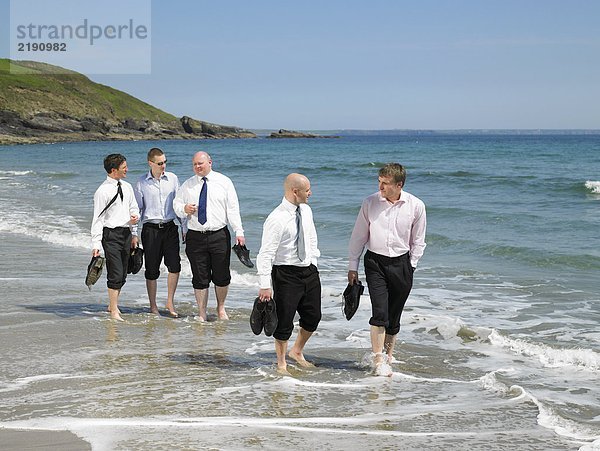 Gruppe von Geschäftsleuten am Strand.