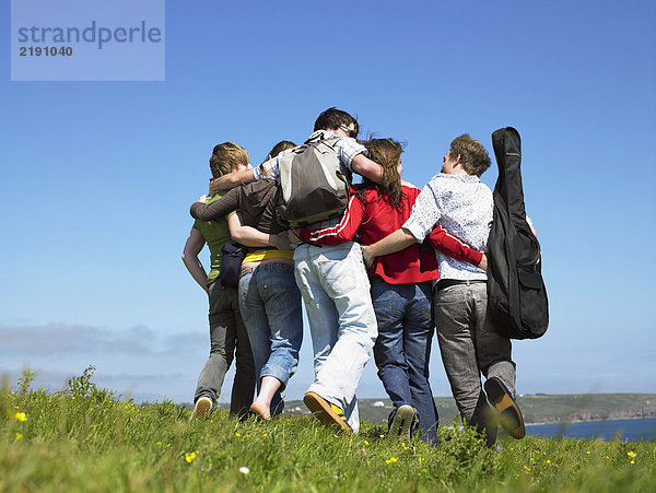 Gruppe junger Leute im Freien.