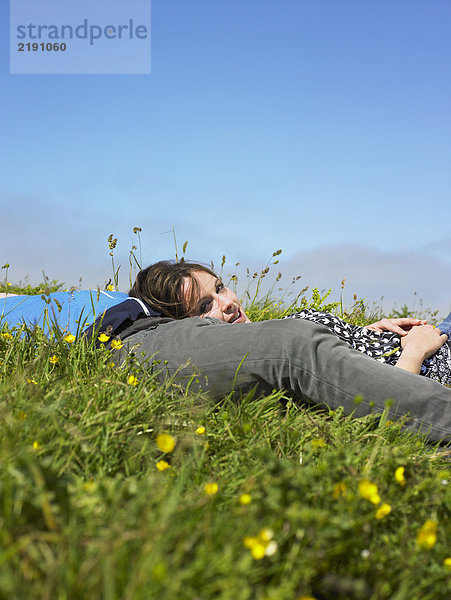 Ihr beiden liegt im Gras.