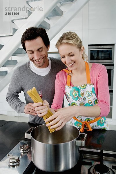 Porträt eines Paares beim Kochen.