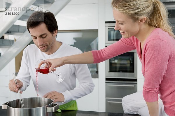 Porträt eines Paares beim Kochen.