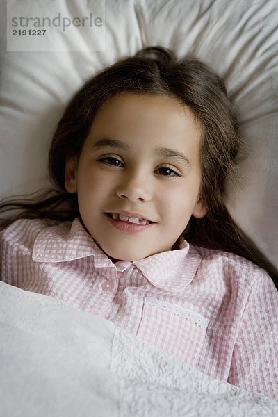 Porträt eines jungen Mädchens im Bett.