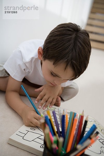 Porträt eines Jungen beim Malen.