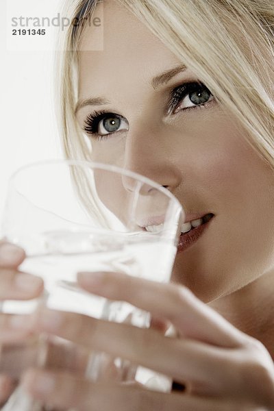 Frau mit einem Glas Wasser.