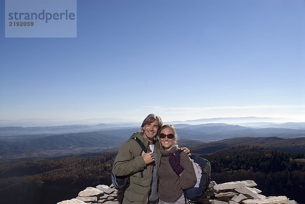 Porträt eines Paares gegen die Berge.