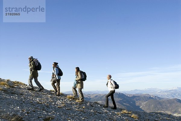 4 Personen auf einer Wanderung.