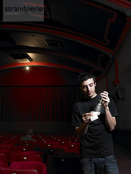 Kinobesucher-Checkkarte mit Taschenlampe