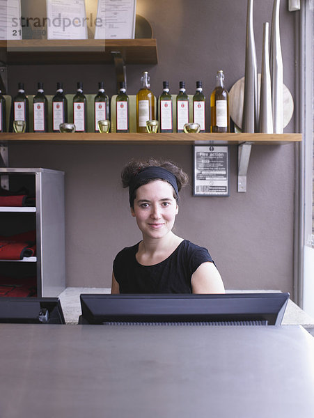 Hostess am Bahnhof in einem Restaurant