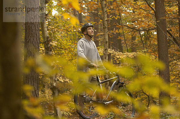 Radfahren im Herbstwald