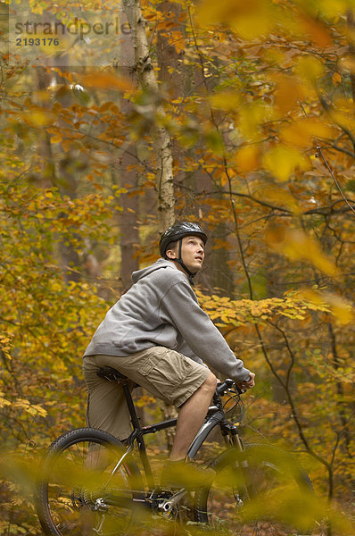 Radfahren im Herbstwald