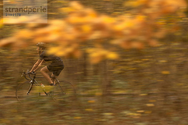 Radfahren im Herbstwald