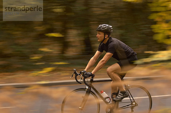 Radfahren im Herbstwald