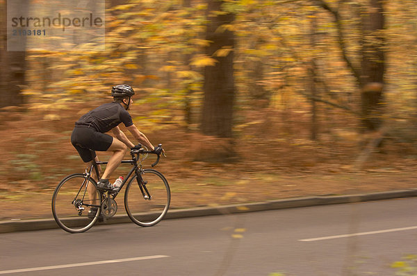 Radfahren im Herbstwald