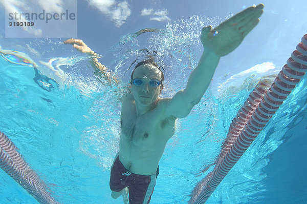 Mann schwimmt im Pool