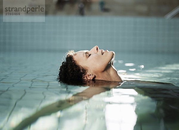 Frau im Wasser liegend  Seitenansicht