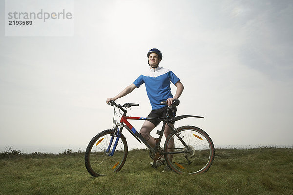 Portrait eines männlichen Radfahrers.