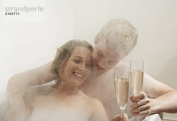 Mann und Frau trinken im Bad.