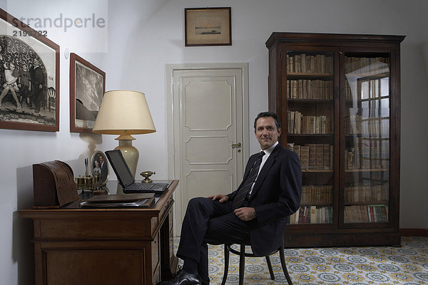Mann mit Laptop im Home-Office  Portrait