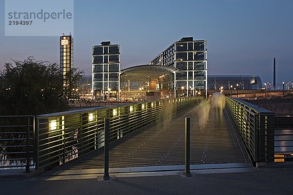 Fußgängerbrücke führt um zu Eisenbahn-Station  Gustav-Heinemann-Brücke  neuen Hauptbahnhof Berlin Hauptbahnhof  Berlin  Deutschland