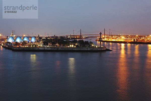 Kläranlage beleuchtet in der Nacht  Elbe River  Kohlbrandbrucke  Koehlbrandhoeft  Hamburg  Deutschland